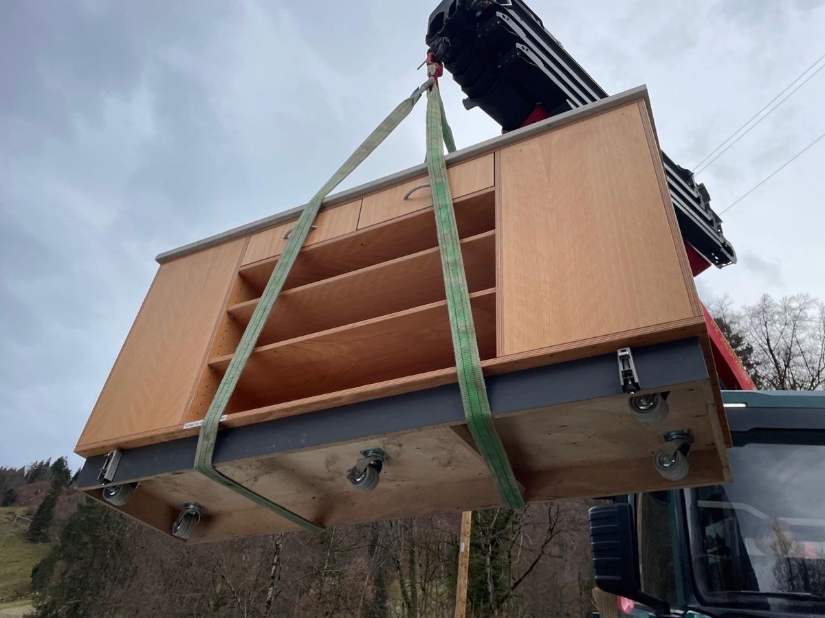 Allestimento di negozi e stand fieristici: Holztheke mit Marmorplatte, gebraucht – Usato da Weggis venduto da Me_Mi 1