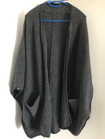 Poncho, Gr. 40, Grau mit Lederapplikationen