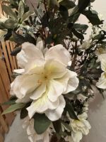 Dekorative Kunstpflanze mit weissen Magnolienblüten