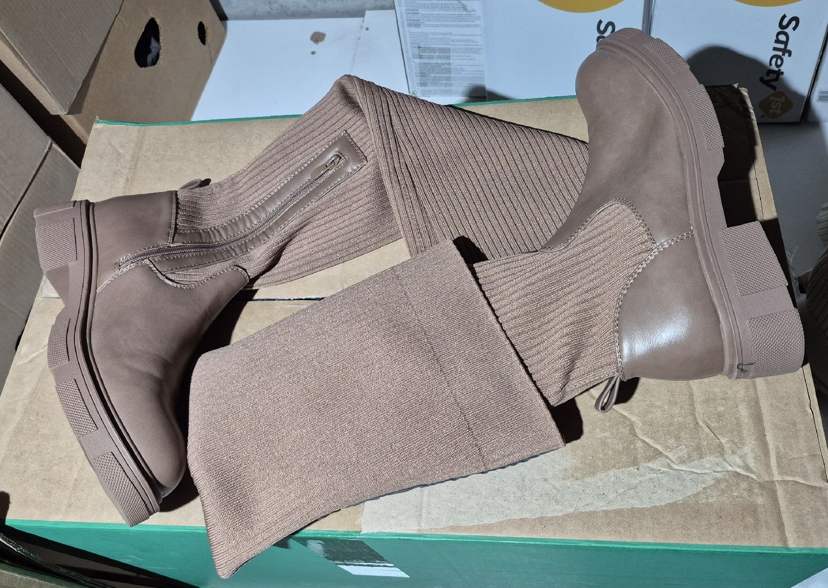 Damenschuhe: Elastische Stiefel am Bein – Neu (gemäss Beschreibung) aus Wislikofen von Ana.Gomes