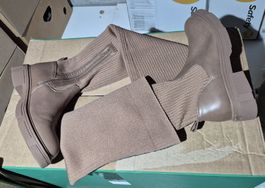 Elastische Stiefel am Bein