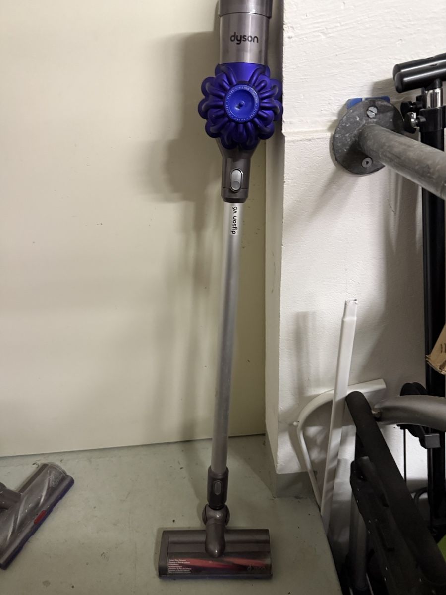 Dyson Aspirapolveri & Accessori: Dyson V6 Akku-Staubsauger – Usato da Birsfelden venduto da mah_6yvz
