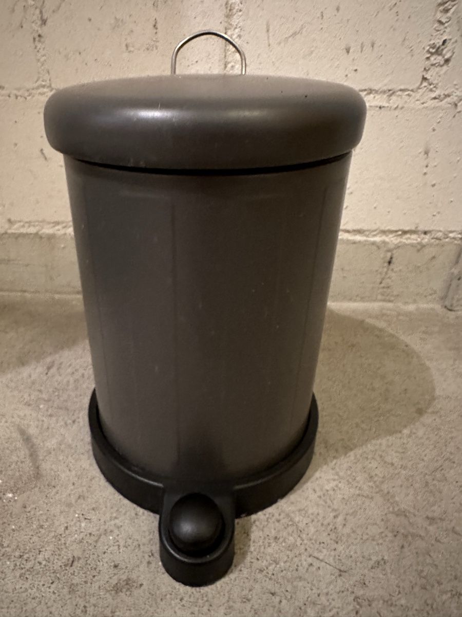 Ikea Abfalleimer: Bathroom Bin Grey Plastic Foot Pedal Ikea  – Gebraucht aus Zürich von car_68nt