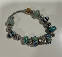 Charm-Armband mit türkis-grünen Glas- und Silber-Elementen