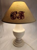 Lampe vintage style ancien avec monogramme brodé