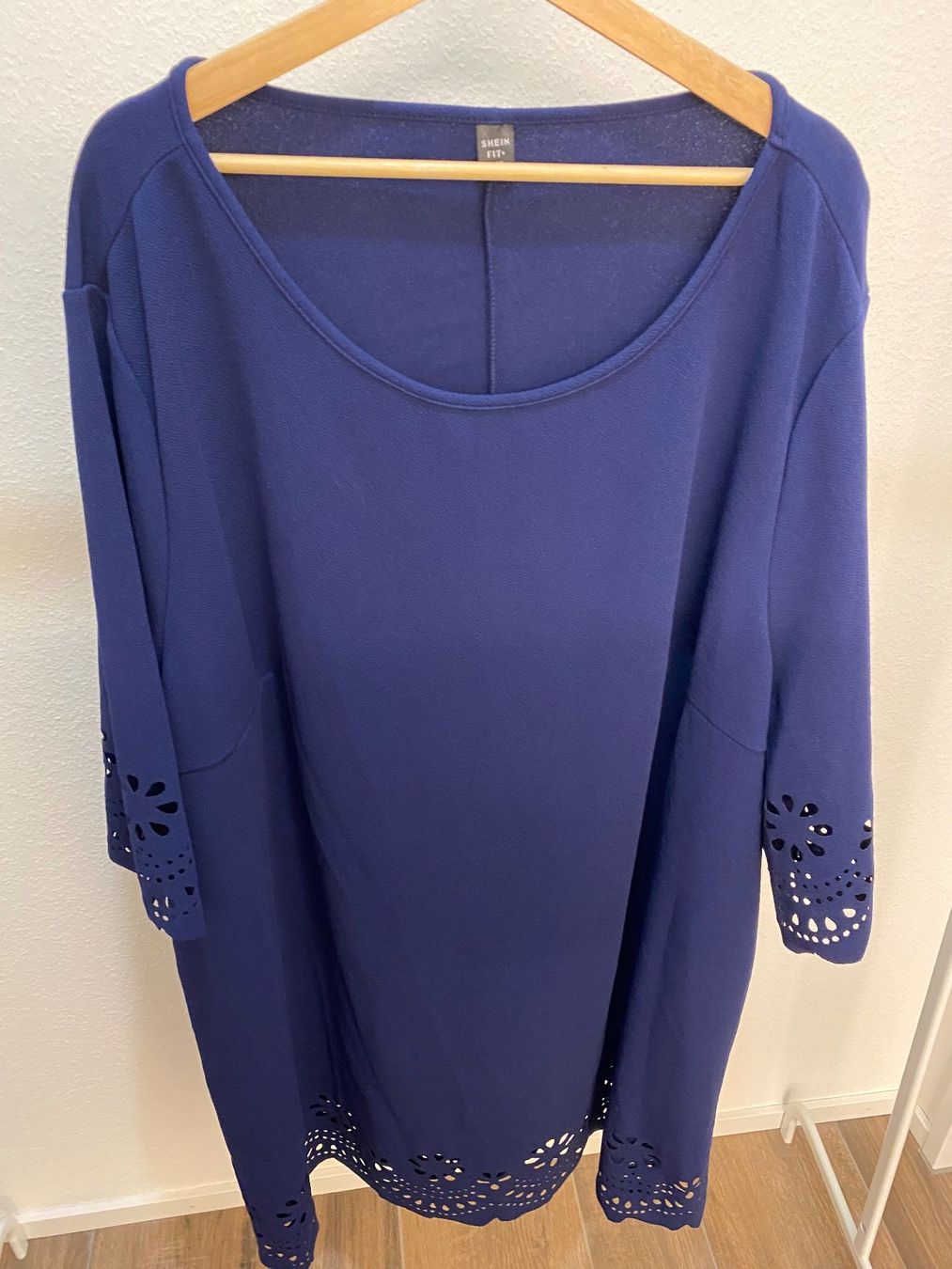 Shein Kleider: Kleid mit Stanzungen blau Gr. 56 / 58 / 60 – Gebraucht aus Pratteln von a23_j2gs 2