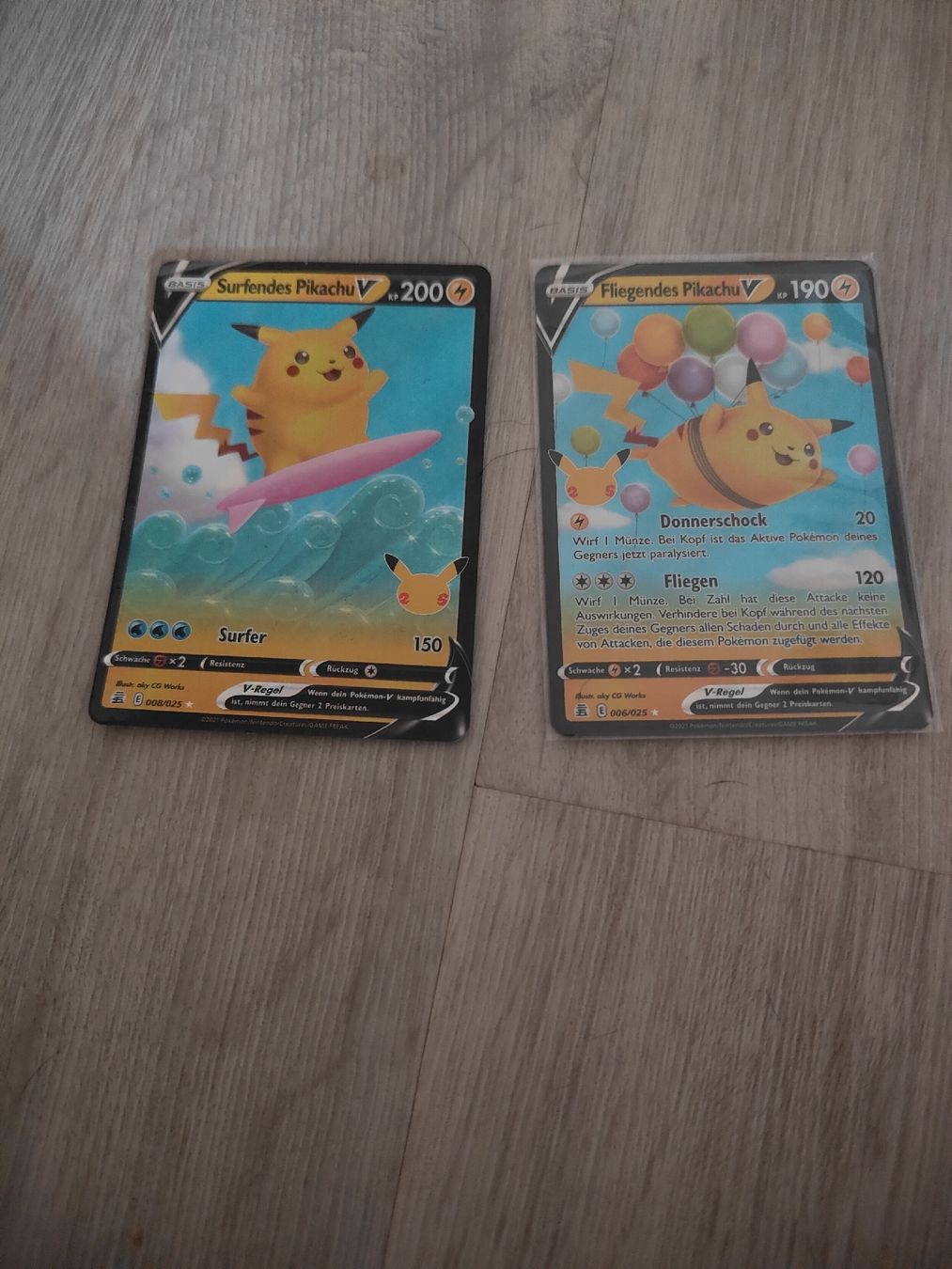 Pokémon Carte collezionabili: Surfendes und ein Fliegendes Pikachu V – Nuovo (secondo la descrizione) da Flawil venduto da Delija3_