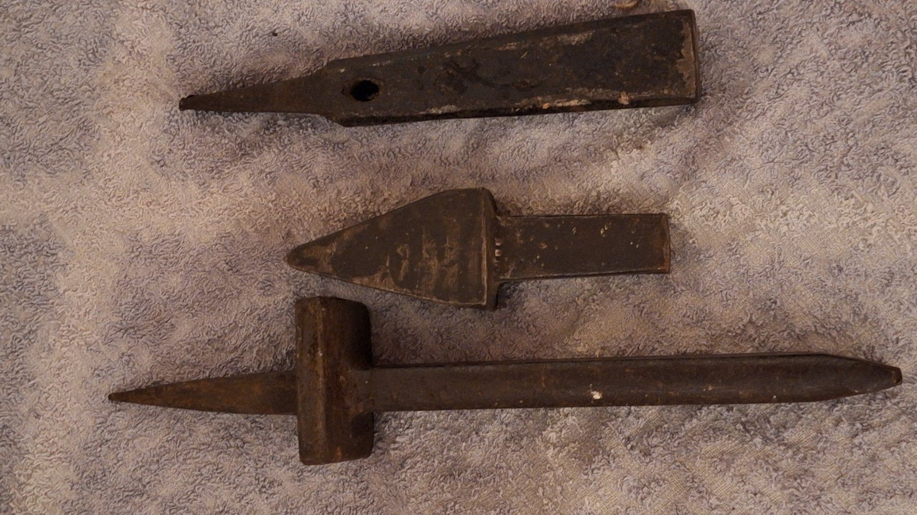 Alle Werkzeuge: 3 antike Dengeleisen , Steckambos – Gebraucht aus Dornach von majo8689