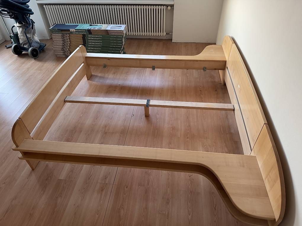 Betten: Bettgestell  -  Liegefläche 1.60 x 2.00 – Gebraucht aus Seengen von sad_nd5s 2