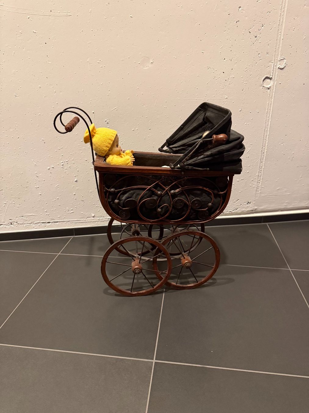 Carrozzine per bambole: antiker Puppenwagen mit 2 Puppen – Usato da Rothenburg venduto da Patri00