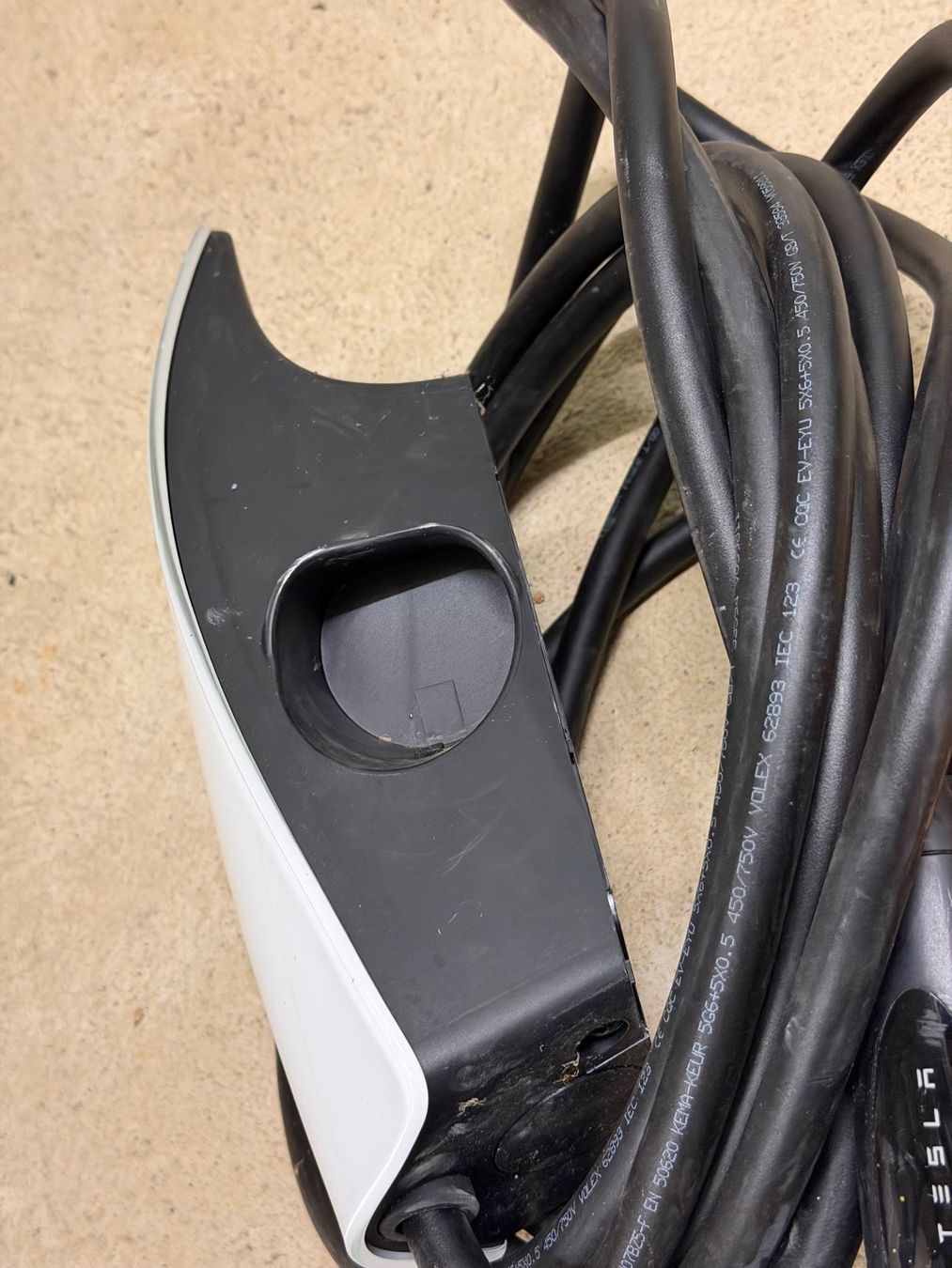 Tesla Caricabatterie: Tesla Wall Connector gen3 – Usato da Corcelles NE venduto da typoerrorist 1