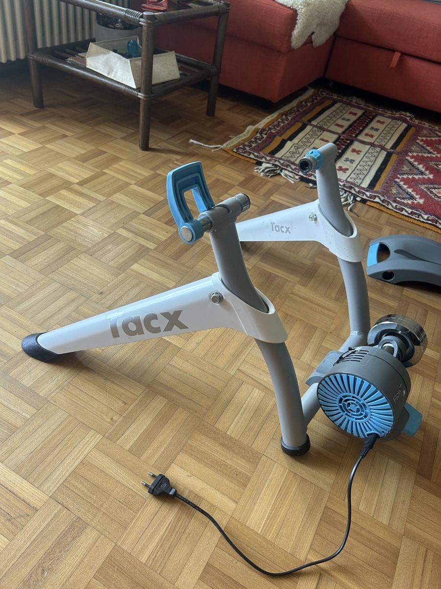 Tacx Hometrainer: Tacx Flow Smart Trainer with Front Wheel Riser excellent con – Usato da Zürich venduto da maj_7jnb 4