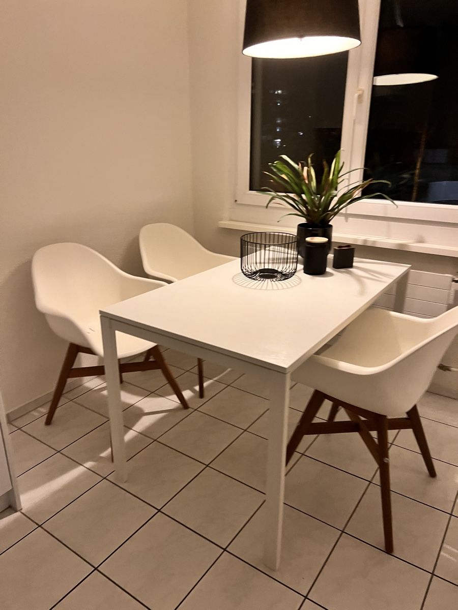 Tables: Esstisch weiss mit 4 Stühlen – D'occasion à Zürich par Isabelschoeni