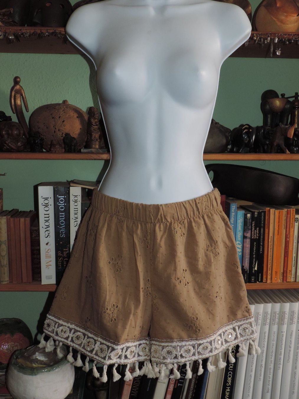 Pantalons: short beige avec dorure – D'occasion à Genève par Axelle333 8