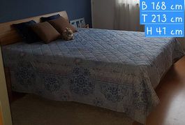 Bett mit zwei Lattenrost und zwei Nachttischli