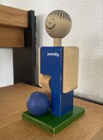 Naef Holz Spielzeug Fussball Fussballerin