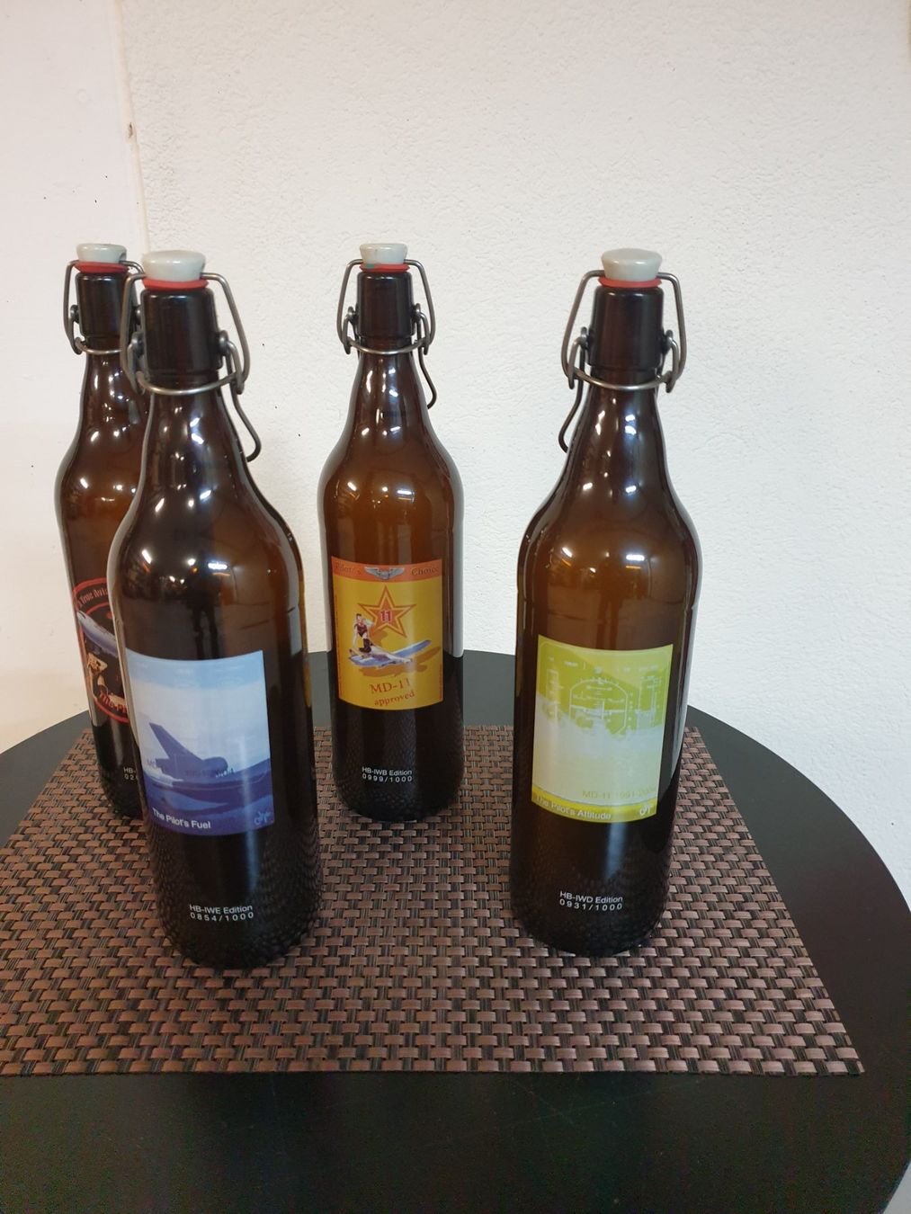 Bicchieri, Caraffe & Bottiglie: 4 Swissair MD 11 Edition Bierflaschen. – Usato da Uhwiesen venduto da Nyffi03