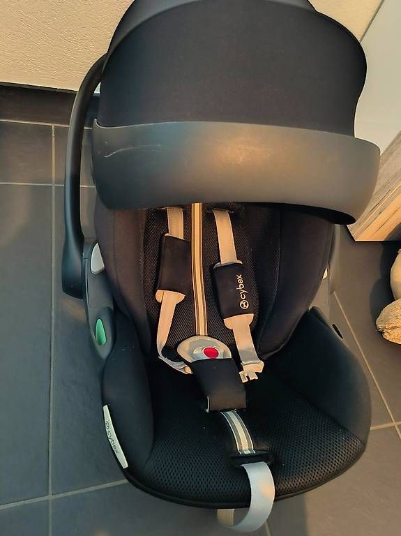 Seggiolini per auto: Siège auto bebe Cloud G3 i-Size - noir avec base isofix – Usato da Collombey venduto da Carlos-Gomes 2