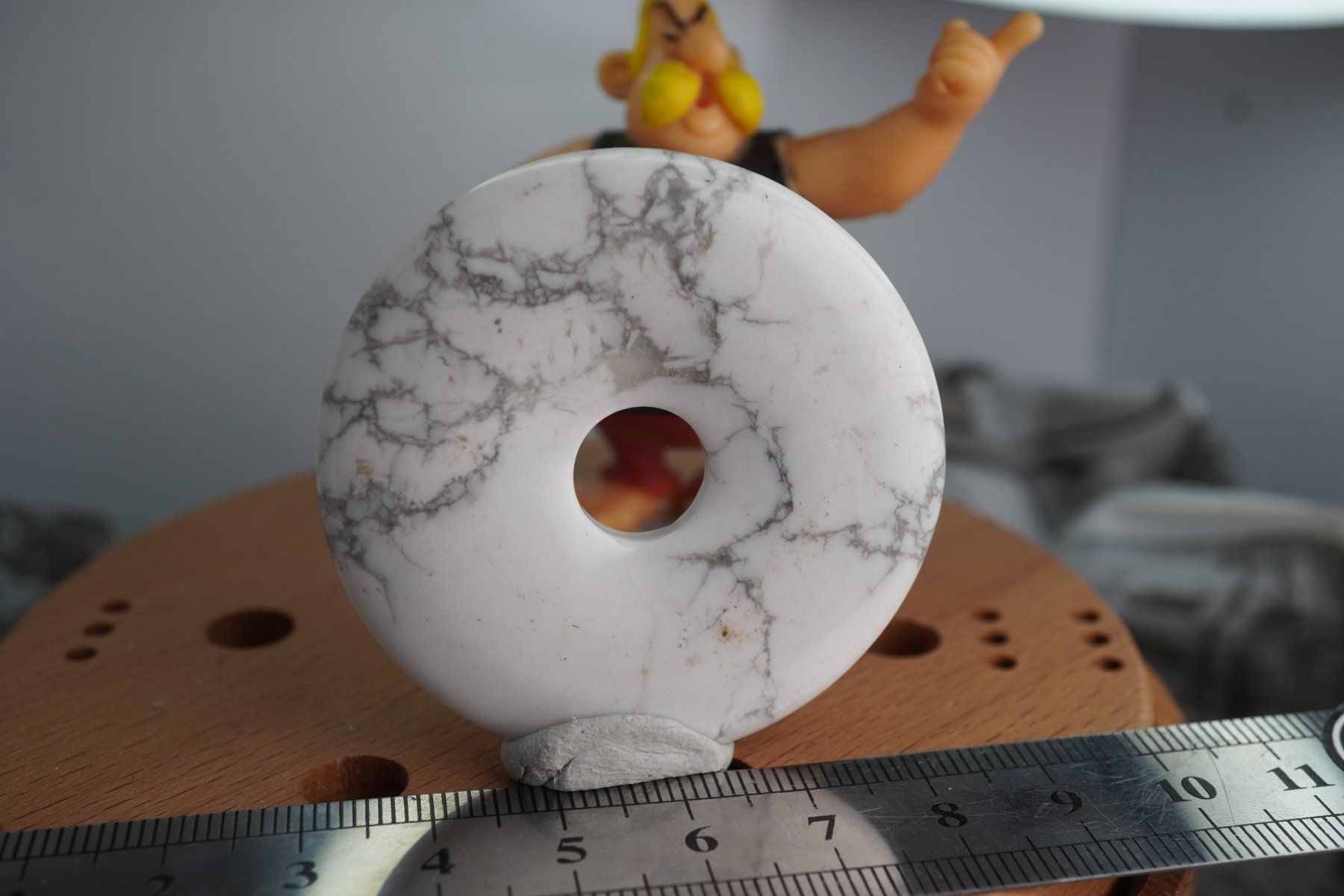 Minéraux & Lithothérapie: Howlith    Pi Scheibe ca50mm   Ab 1.-(1) – Neuf avec emballage d'origine à Eschenbach SG par topstone 4