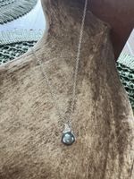 Elegante Halskette mit grauer Perle