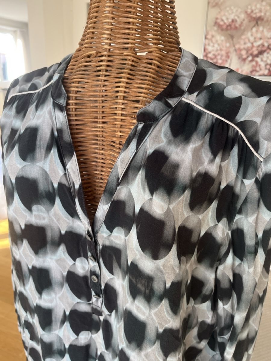 Blusen: Leichte Bluse, Cartoon, Gr. 38, – Gebraucht aus Solothurn von Bobesch08 1