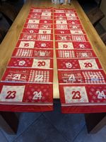 Zwei Adventskalender aus Stoff rot weiss zum Aufhängen