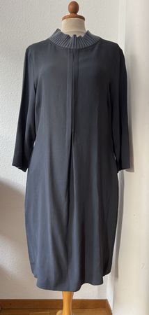 Robe Fabiana Filippi gris anthracite avec détails, taille 40