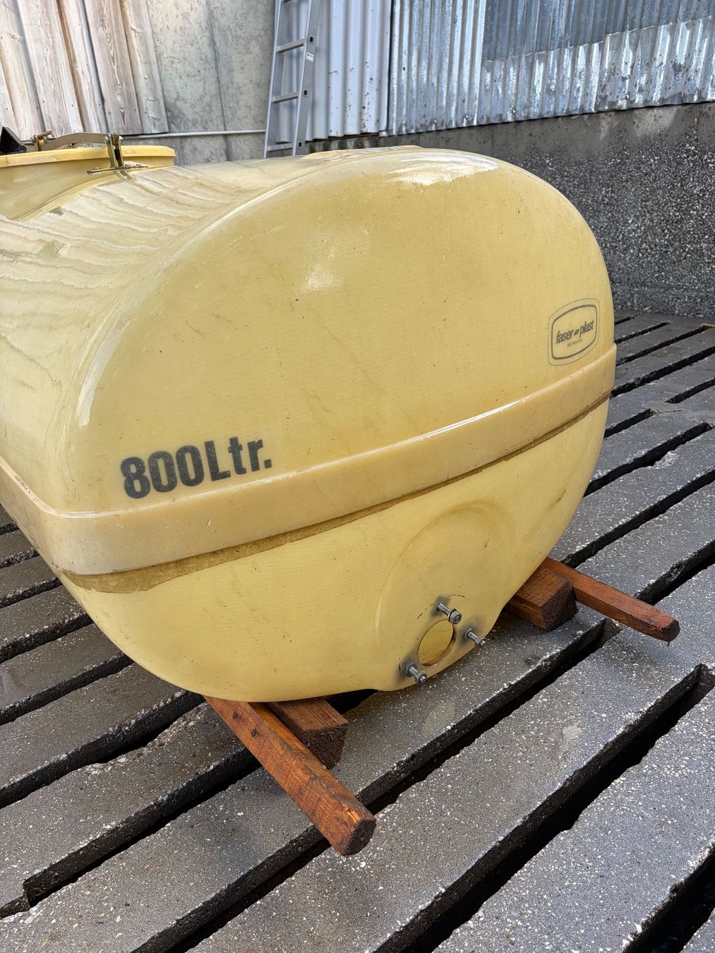 Tränken & Tröge: Wassertank 800Liter Polyestertank – Gebraucht aus Jenins von Urzi0 1