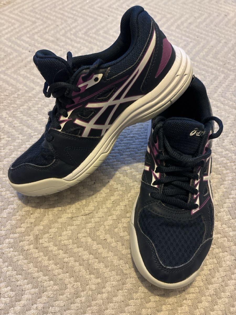 Asics Schuhe für Mädchen: Asics Hallenschuhe 35.5 – Gebraucht aus Zürich von K.St.