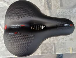 Fahrradsattel gepolstert, breit mit Rücklicht