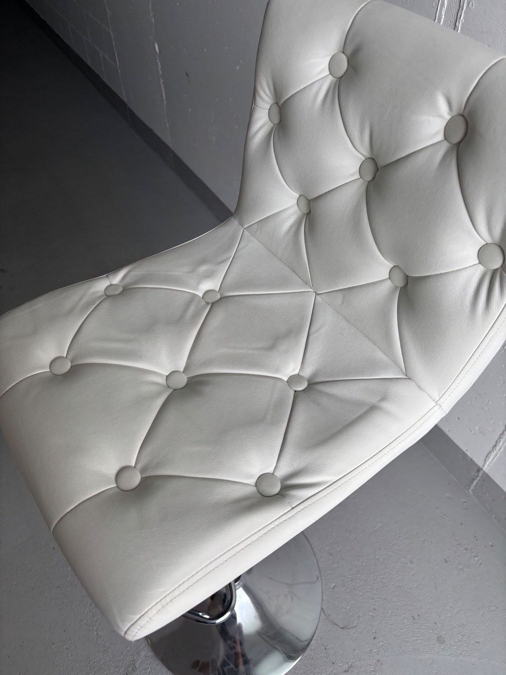 Hocker: Weisser Barhocker mit Knopfdesign, Top Zustand, ein Hingu... – Gebraucht aus Stetten AG von d.r82 2