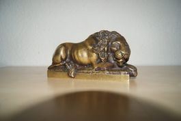 Liegender Löwe. Messingskulptur, Der Schlafende Löwe