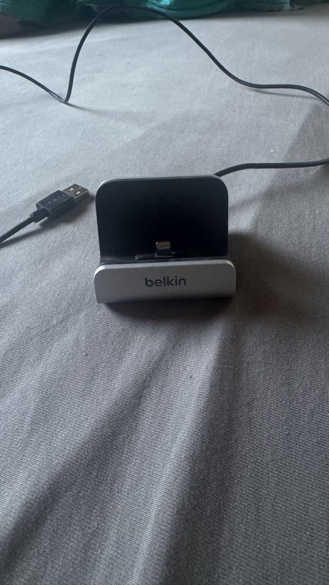 Apple Caricabatterie: Belkin Ladestation f. iPhone silber mit USB-Kabel  – Usato da Rüti.b.Büren venduto da Jordaans
