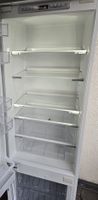 Kühlschrank Innenleben mit Glasablagen und Schubladen