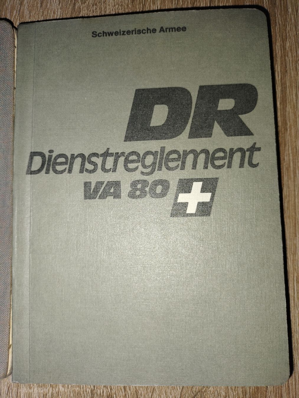 Libri: Zwei Schweizer Armee Militär Dienstreglemente – Usato da Schwanden Sigrisw venduto da len_9yqg 2
