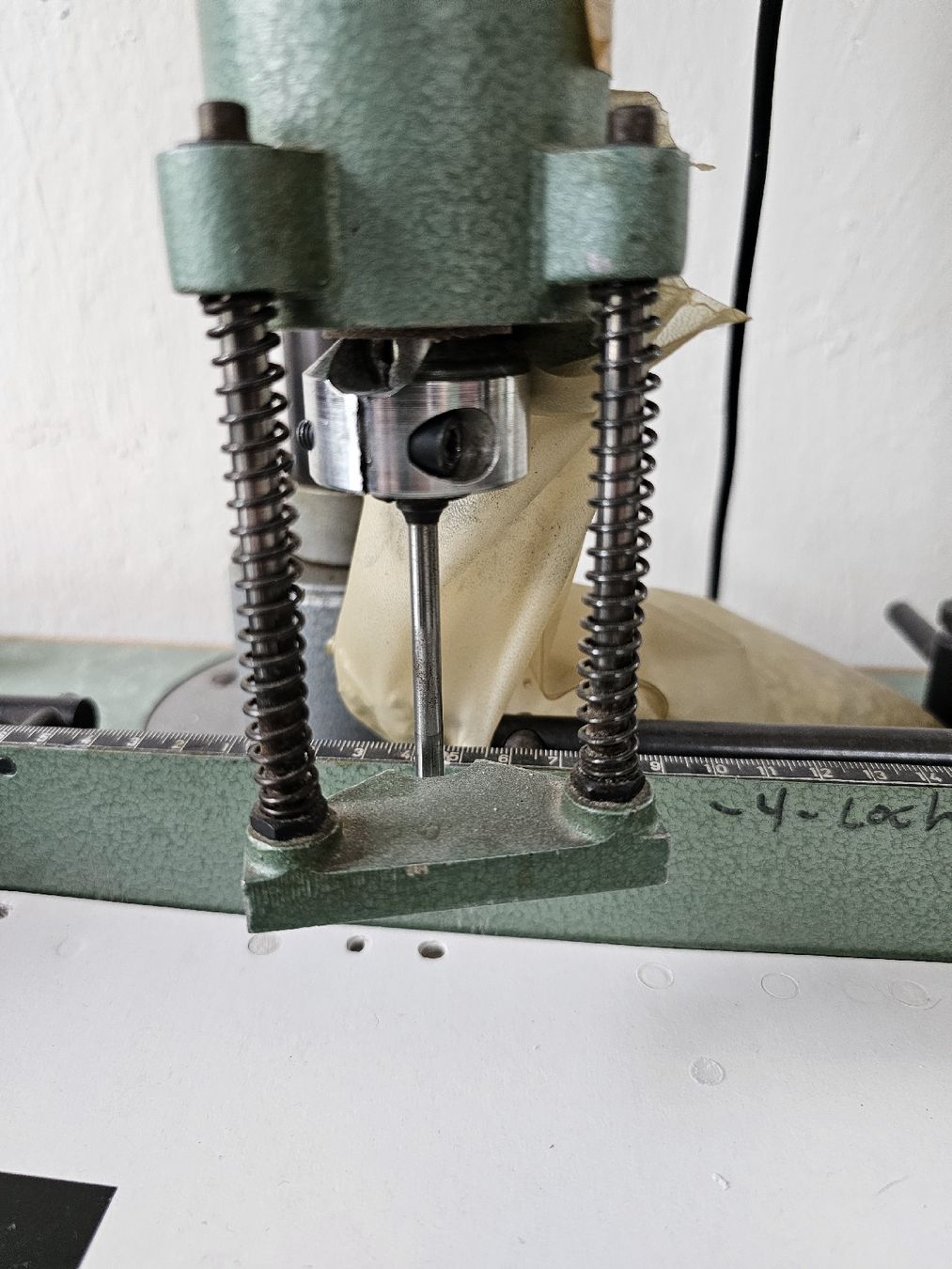 Bohrmaschinen: Foellmer Tisch-Papierbohrmaschine – Gebraucht aus Meisterschwanden von Hummer21 1