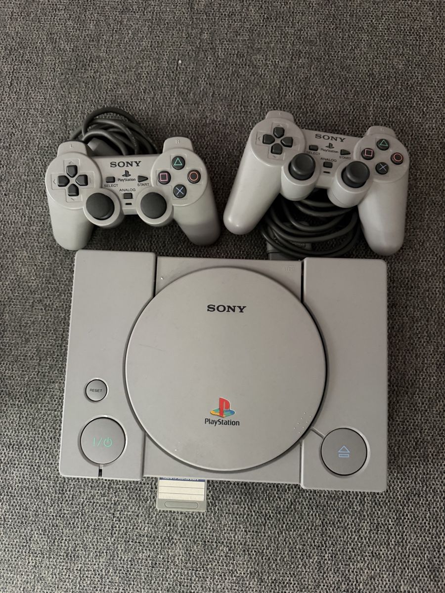 Sony Console: PlayStation 1 mit 2 Controllern und Games – Usato da Wildegg venduto da Conflexxio