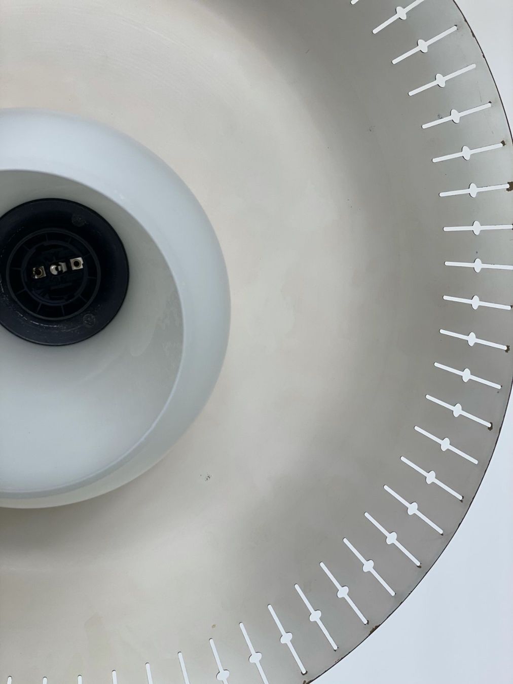 Lampade: Dänische MCM Lampe Bent Karlby Messing & Opal – Usato da Basel venduto da MidMod20C 2