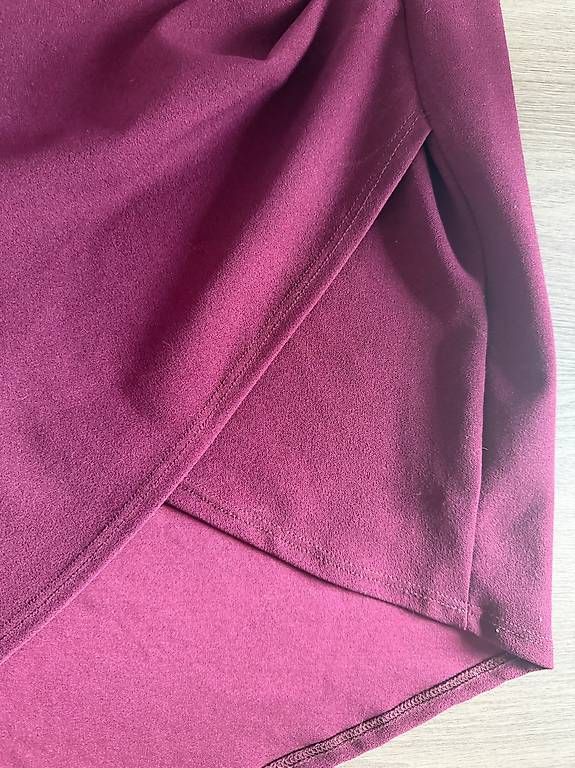 Vestiti: Robe asymétrique bordeaux avec boucle dorée – Nuovo e nell'imballaggio originale da Plan-les-ouates venduto da Jordane.S 2