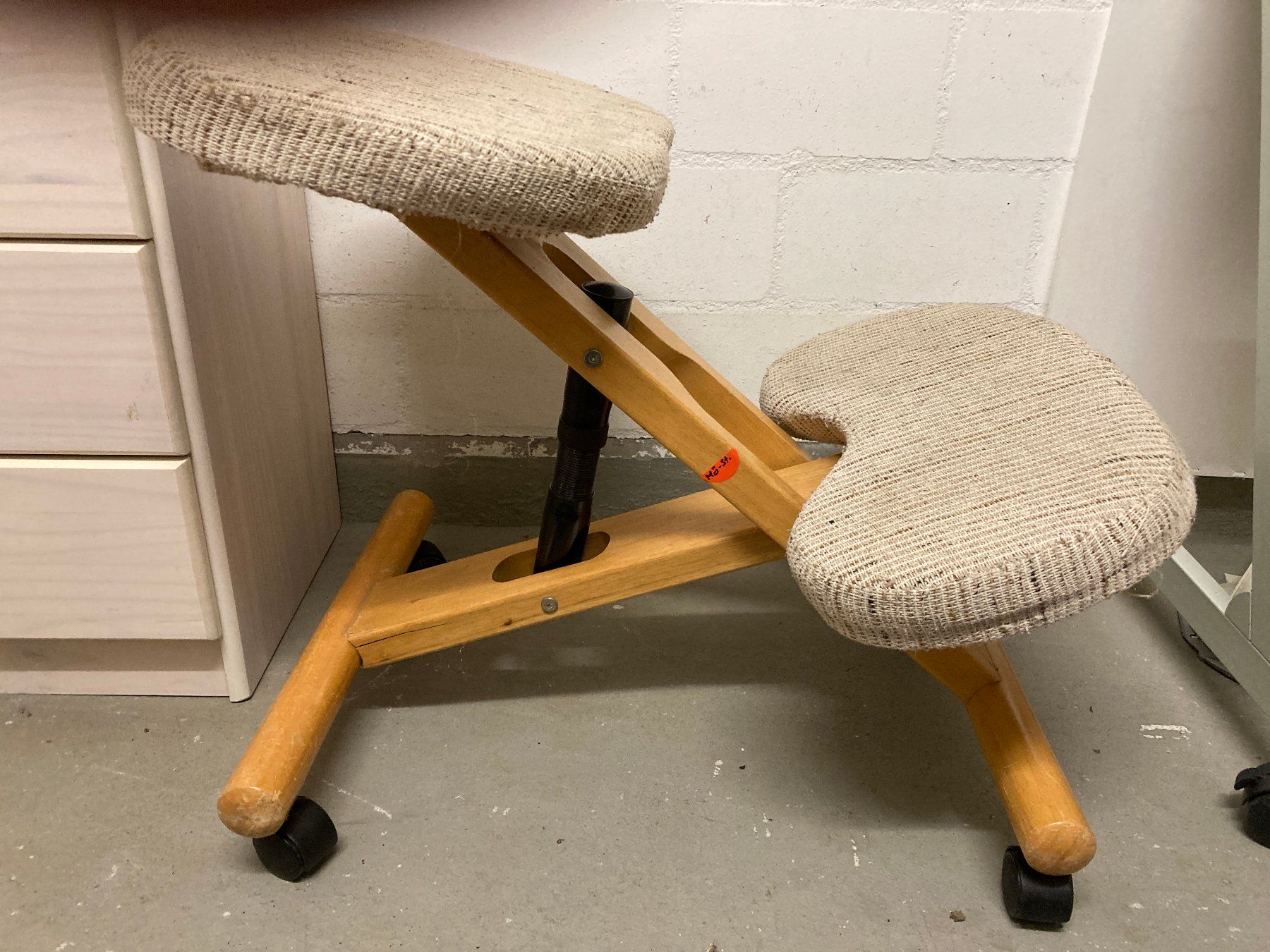 Stühle: Kniestuhl Holz mit Rollen gebraucht – Gebraucht aus Horgen von Goros 5