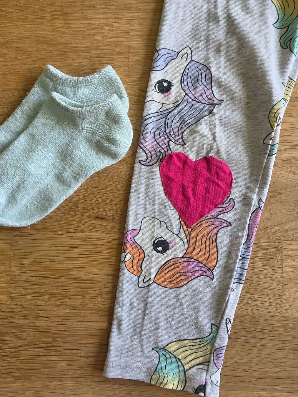 H&M Collant & Leggings: Mädchen Leggings Einhorn 110 mit Socken – Usato da Bergdietikon venduto da Staphylococcus 1
