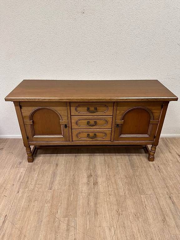 Kommoden: Vintage Tudor Sideboard aus Eichenholz – Gebraucht aus Obernau von Arche_Noah_Brocki