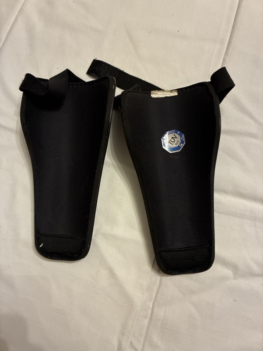 Protezioni & Imbottiture: Fussball Schienbeinschoner Adidas  – Usato da Zürich venduto da leo_mdw7 1