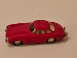 Roter Mercedes 300 SL Modellauto