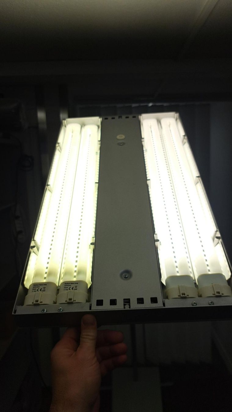 Lampade: Waldmann Stehleuchte grau ab Showroom / Eigengebrauch – Usato da Zofingen venduto da BBAG4800 2