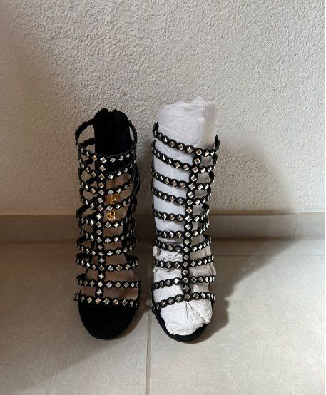Damenschuhe: NEUE Sandalette schwarz-silber Gr. 36 - 241002 – Neu (gemäss Beschreibung) aus Küssnacht am Rigi von Schuhe-Secondhand 2
