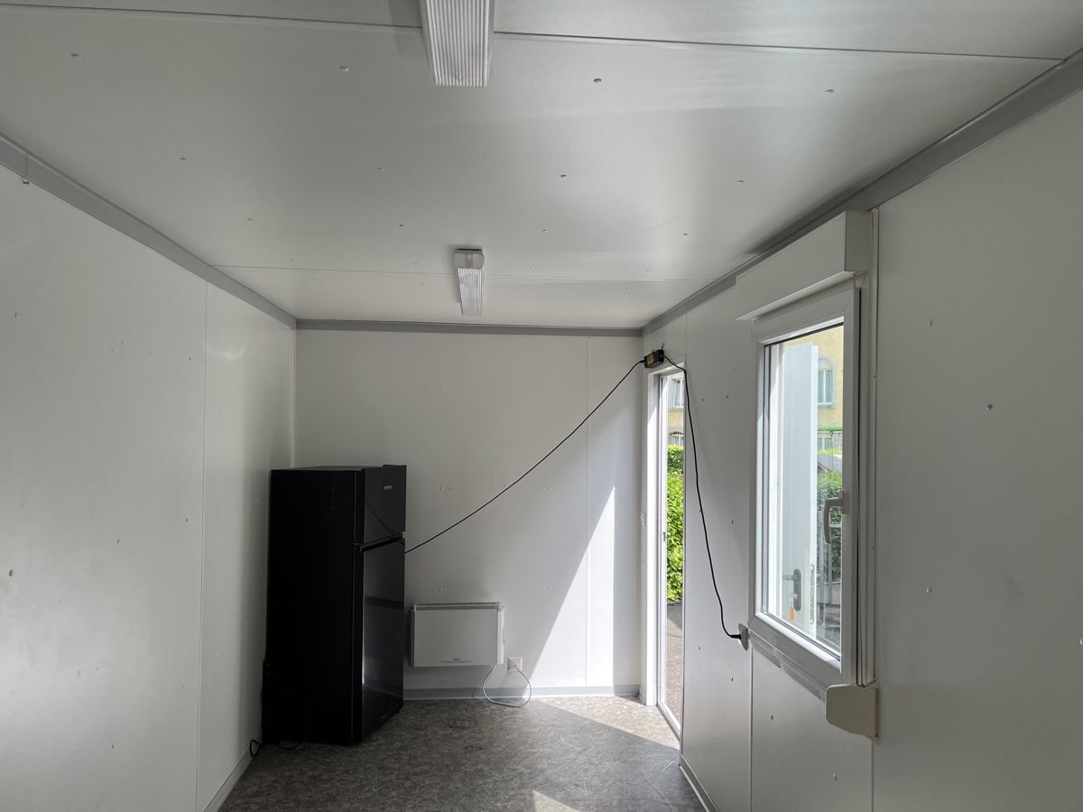 Contenitori edile: Wohn / Bürocontainer 6m x 2.43m x 2.68m – Usato da Hundwil venduto da panzermech 5