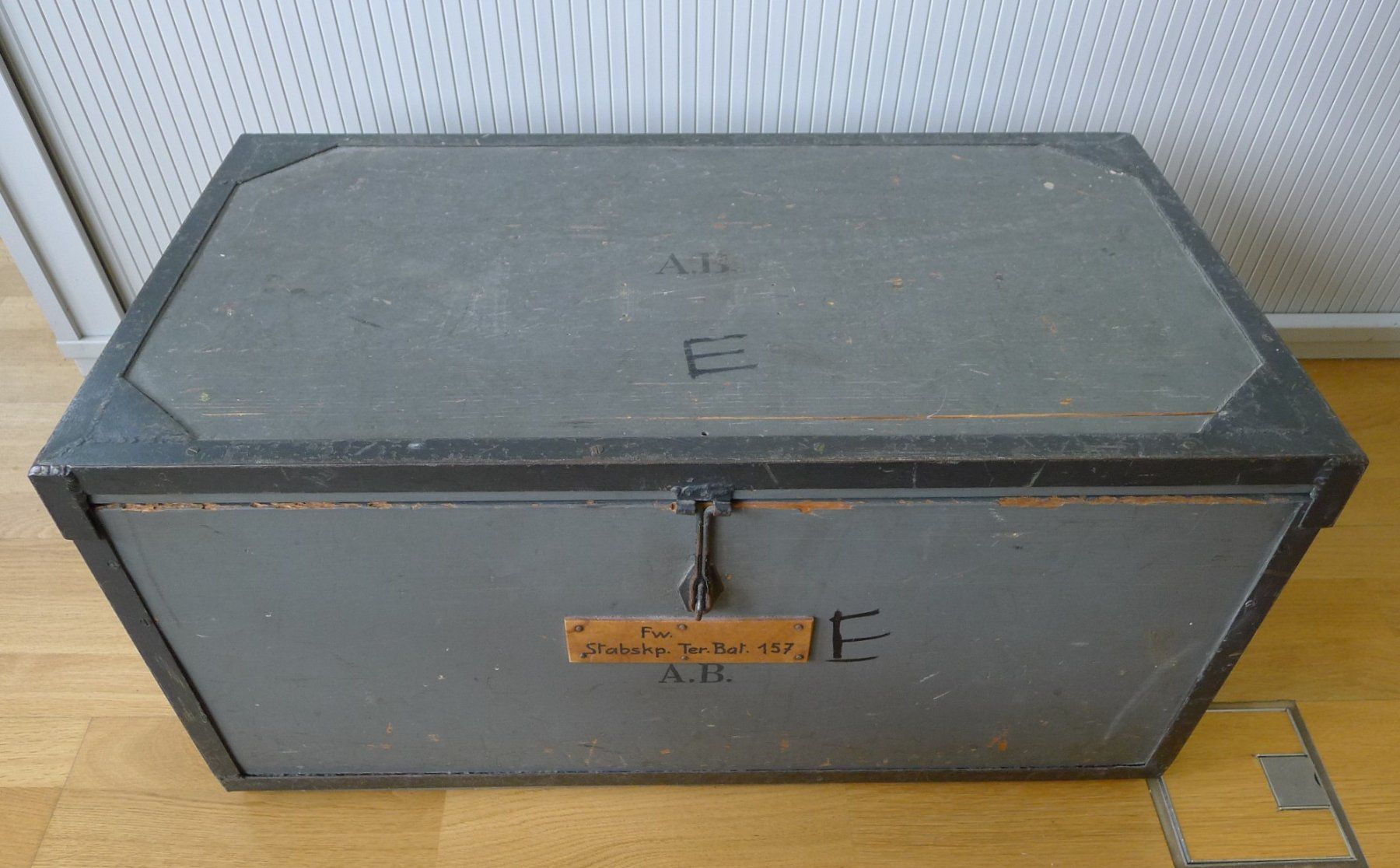 Schweizer Armee Cassapanche: Schweizer Armee, Original Feldwebel-Kiste Stabkp.Ter.Bat.157 – Usato da Sursee venduto da Luzernerraute