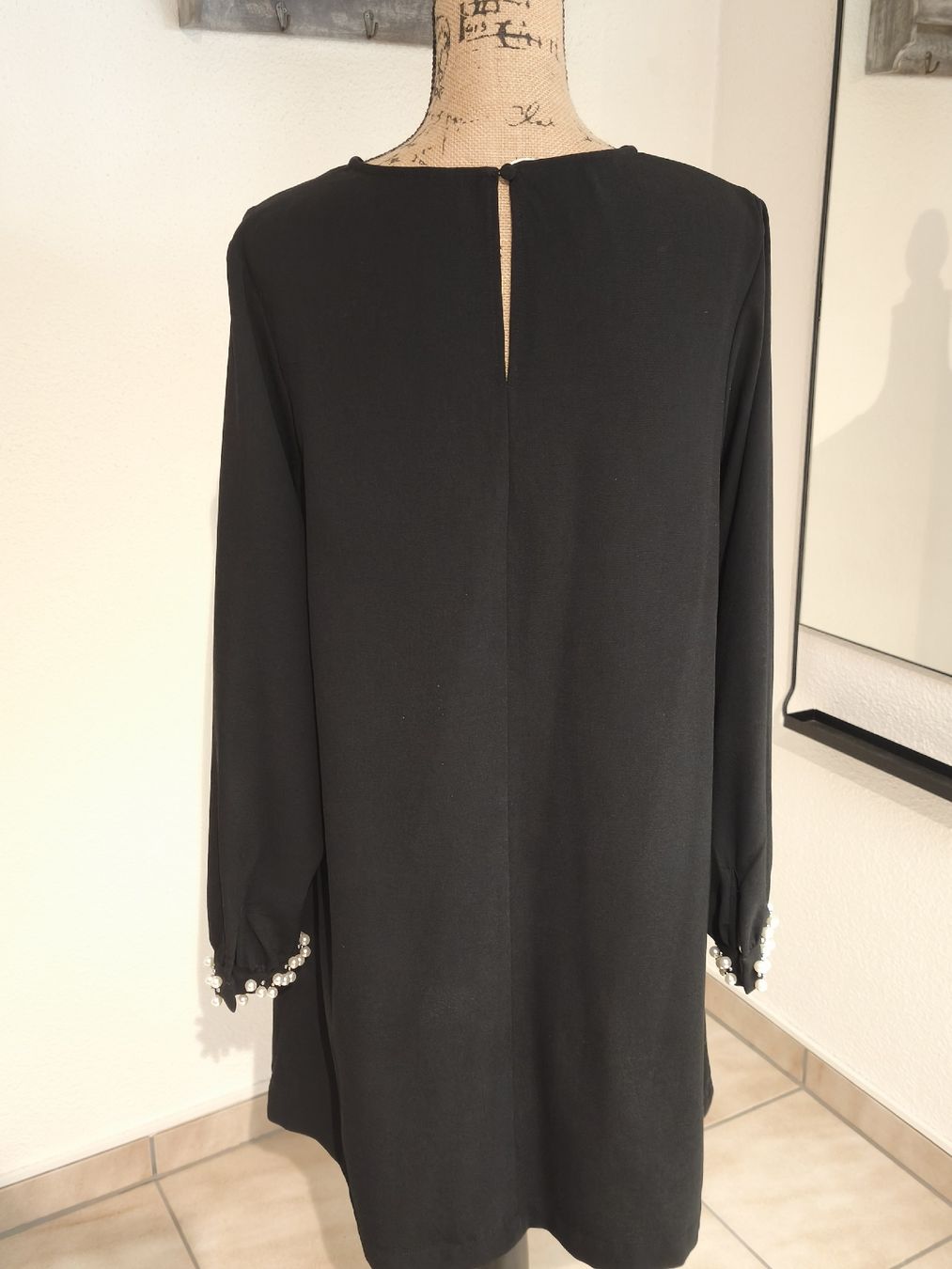 H&M Vestiti: Kleid schwarz Grösse 44 mit Perlenbesatz an den Aermeln – Usato da Emmetten venduto da SecondhandSiska 3