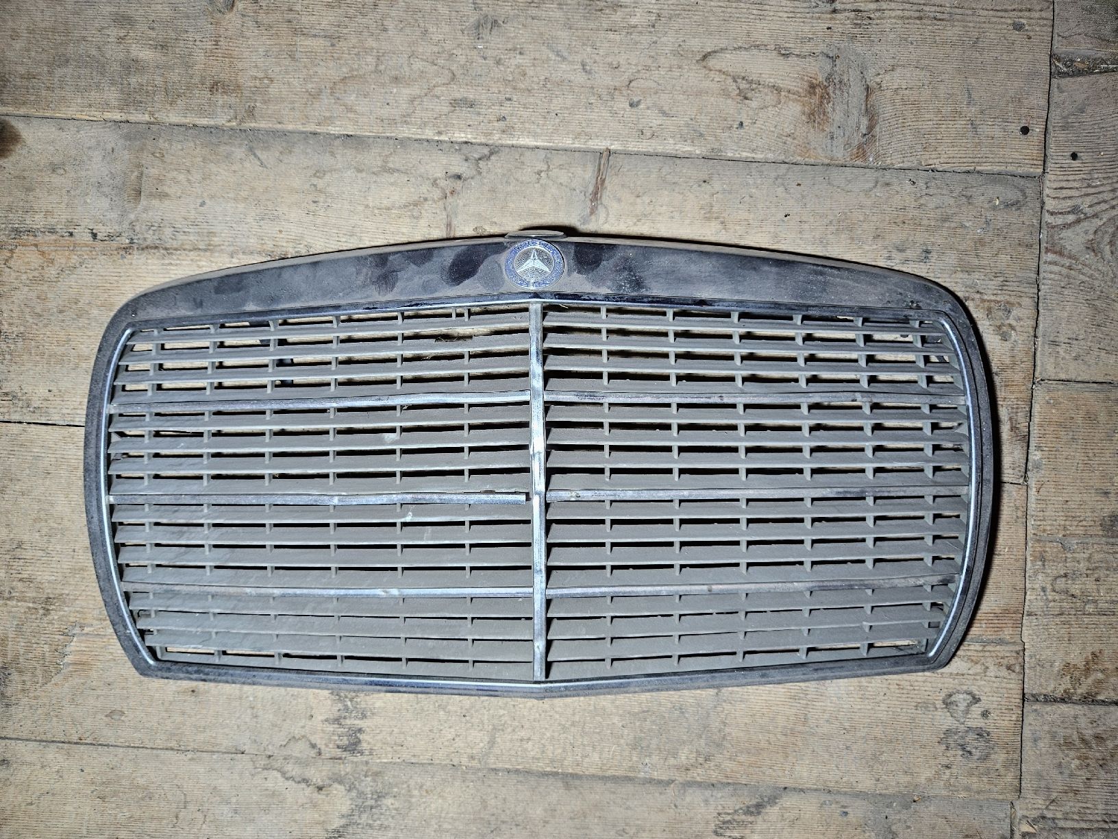 Mercedes-Benz Tutti pezzi di ricambio auto: W123 Kühlergrill – Usato da Ebertswil venduto da Bolomotos